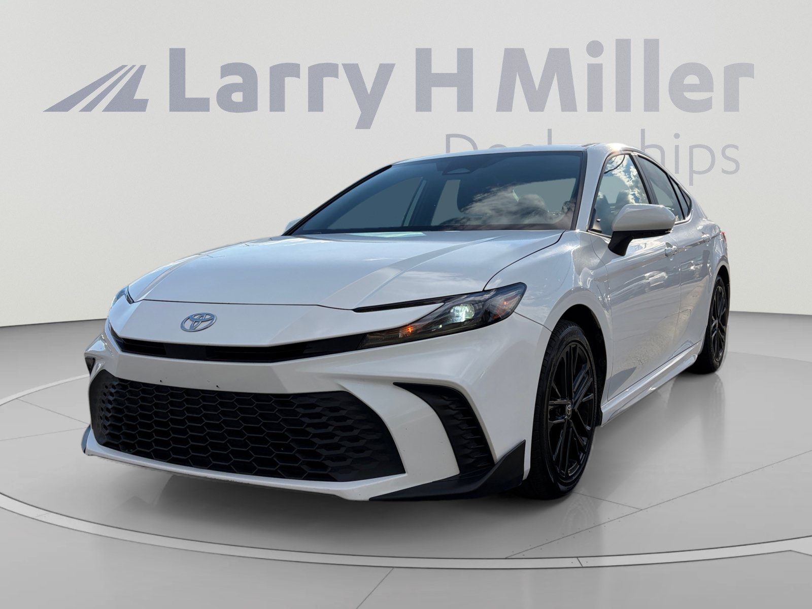 Used 2025 Toyota Camry SE FWD image 1