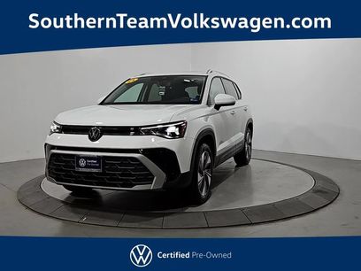 Used 2025 Volkswagen Taos SE w/ Panoramic Sunroof Package