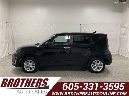 Used 2025 Kia Soul LX FWD image 1