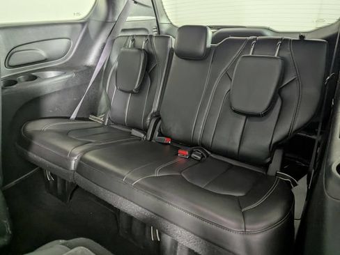 Used 2024 Chrysler Pacifica Limited FWD image 16