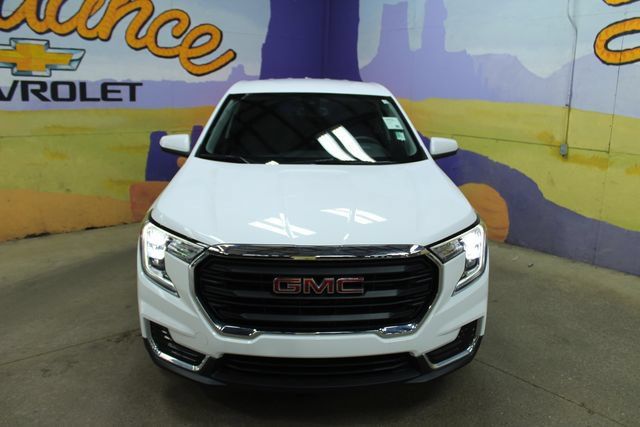 Used 2024 GMC Terrain SLE w/ LPO, Floor Liner Package FWD image 3