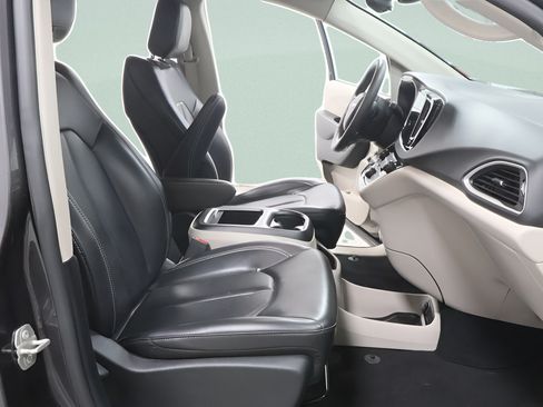 Used 2023 Chrysler Pacifica Touring-L FWD image 27