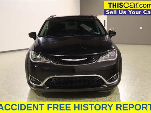 Used 2017 Chrysler Pacifica Touring-L FWD image 2