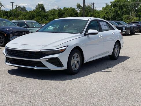 New 2026 Hyundai Elantra SE FWD image 3