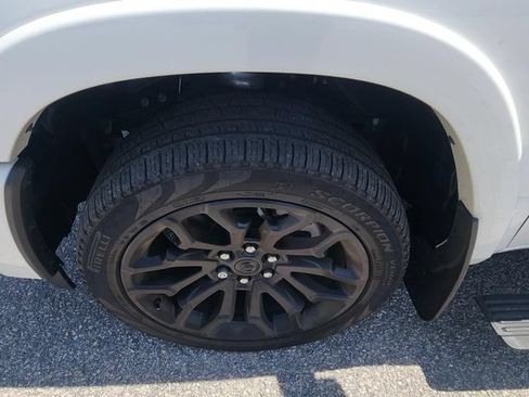 Used 2025 RAM 1500 Limited AWD/4WD image 12