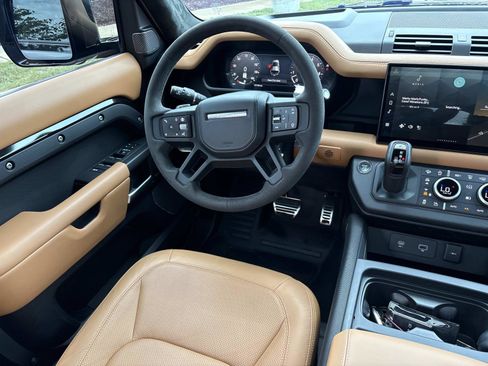 Used 2024 Land Rover Defender 110 V8 AWD/4WD image 27