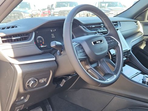 New 2025 Jeep Grand Cherokee Altitude image 10