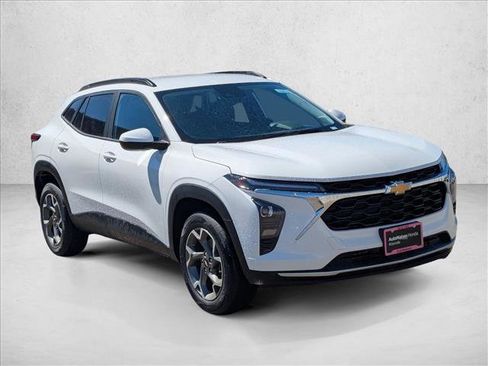 Used 2025 Chevrolet Trax LT FWD image 3