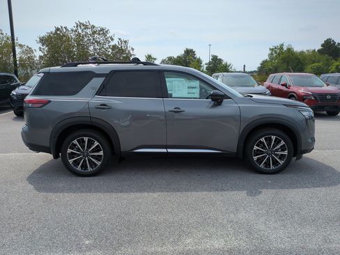 New 2026 Nissan Pathfinder Platinum w/ Accent Package FWD image 2