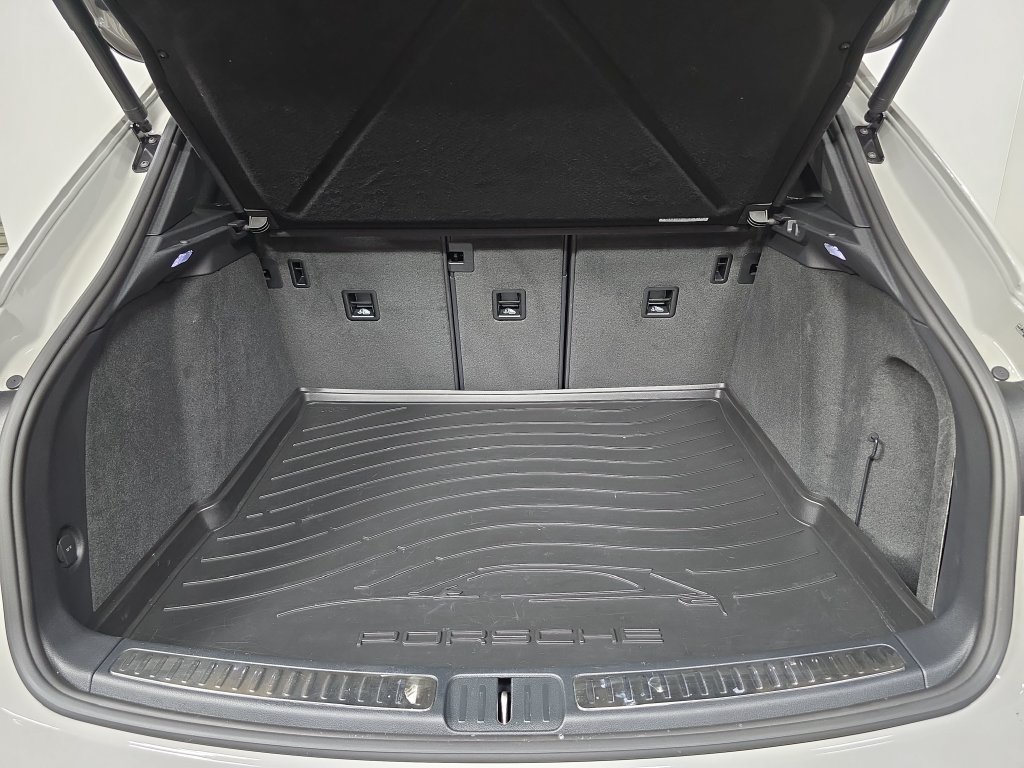 Certified 2026 Porsche Macan AWD/4WD image 25
