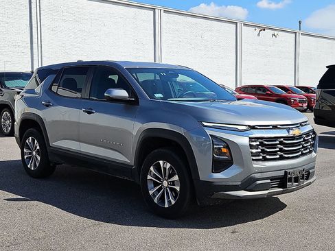 Used 2025 Chevrolet Equinox LT FWD image 2