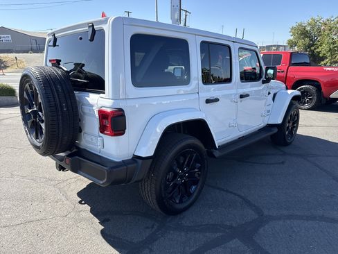Used 2022 Jeep Wrangler Unlimited Sahara w/ Cold Weather Group AWD/4WD image 5