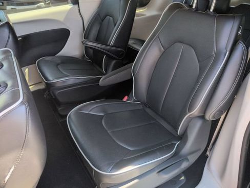 Used 2023 Chrysler Pacifica Limited FWD image 29