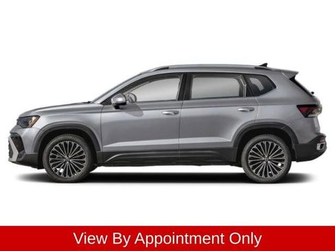 Used 2025 Volkswagen Taos SE AWD/4WD image 3