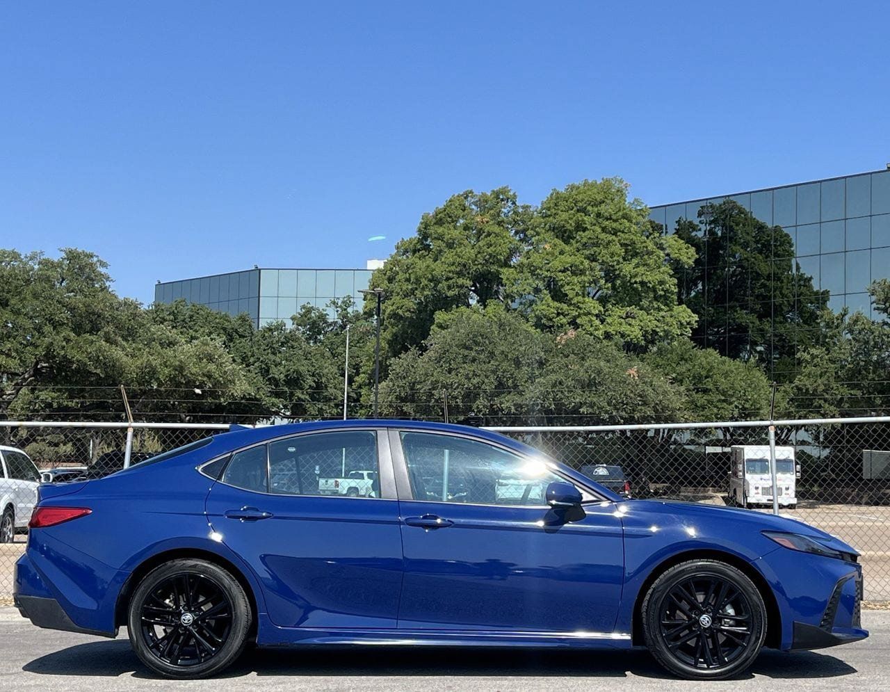 Used 2025 Toyota Camry SE FWD image 3