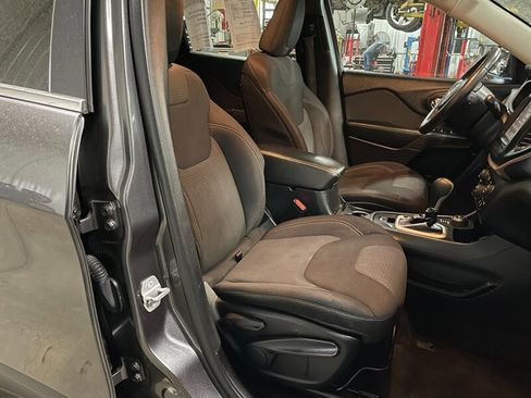 Used 2015 Jeep Cherokee Latitude w/ Comfort/Convenience Group AWD/4WD image 20