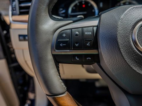 Used 2020 Lexus LX 570 4WD w/ Luxury Package image 16