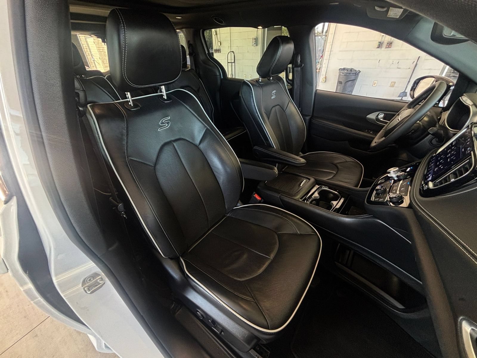 Used 2025 Chrysler Pacifica Limited FWD image 40