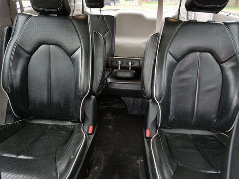 Used 2021 Chrysler Pacifica Limited w/ Uconnect Theater Family Group FWD image 13