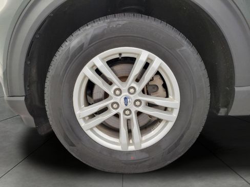 Used 2024 Ford Explorer XLT w/ Equipment Group 202A AWD/4WD image 4