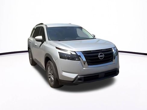 Used 2025 Nissan Pathfinder SV FWD image 3