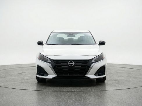 Used 2025 Nissan Altima 2.5 SV FWD image 2
