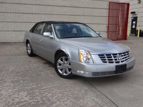 Used 2007 Cadillac DTS Luxury I w/ Sun And Sound Package image 1