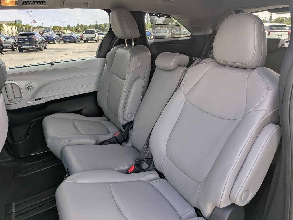 Used 2026 Toyota Sienna XLE FWD image 23