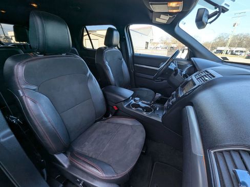Used 2018 Ford Explorer XLT w/ Equipment Group 202A image 9