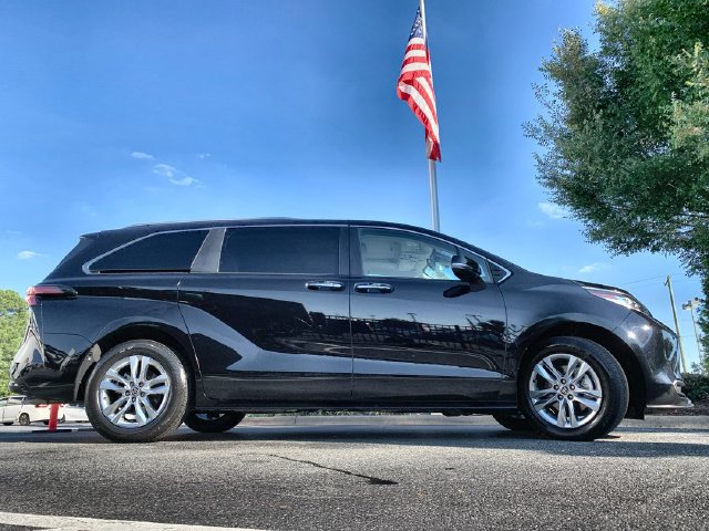 Used 2023 Toyota Sienna Limited FWD image 9