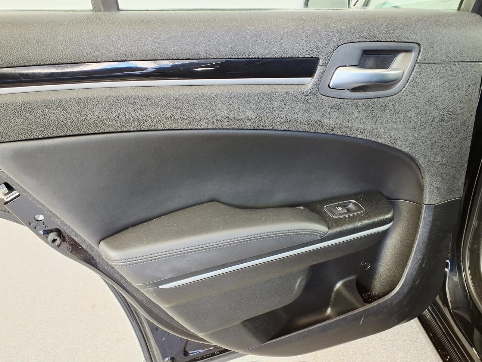 Used 2023 Chrysler 300 Touring RWD image 9
