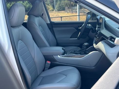 Used 2024 Toyota Highlander XLE AWD/4WD image 26