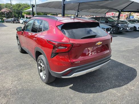 Used 2025 Chevrolet Trax LT w/ LT Convenience Package FWD image 8