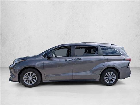 Used 2021 Toyota Sienna XLE image 9