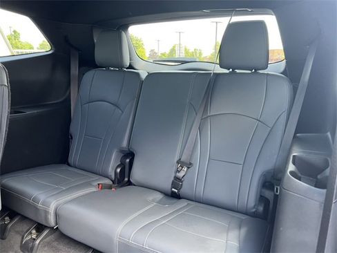 Used 2023 Buick Enclave Essence image 6