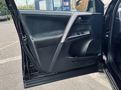 Used 2018 Toyota RAV4 LE image 7