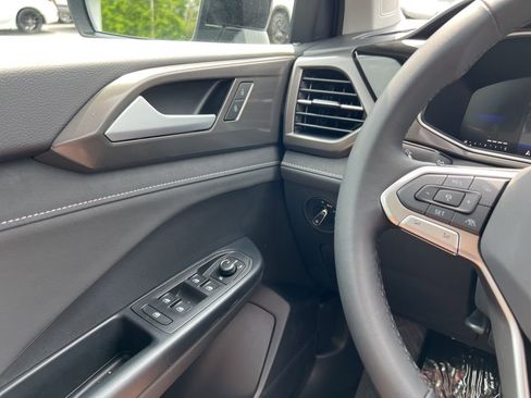 New 2026 Volkswagen Taos SE FWD image 18