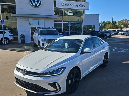Used 2025 Volkswagen Jetta SE image 1