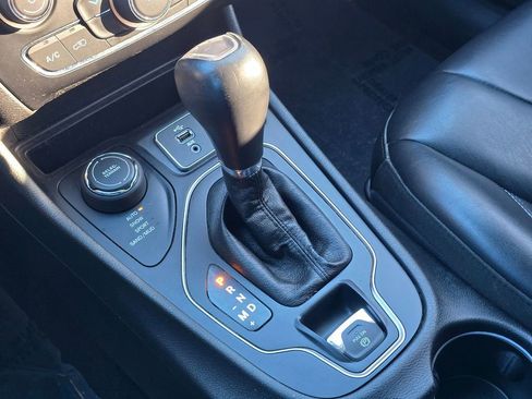 Used 2019 Jeep Cherokee Latitude Plus image 39