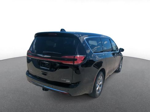 Used 2024 Chrysler Pacifica Limited w/ Trailer Tow Group AWD/4WD image 8