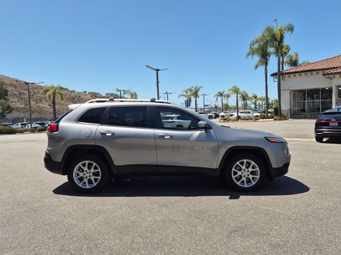Used 2016 Jeep Cherokee Latitude w/ Comfort/Convenience Group FWD image 6