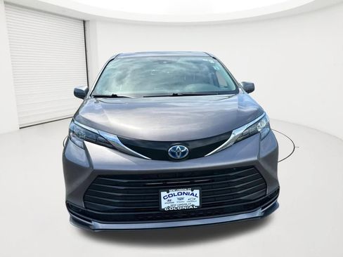 Used 2024 Toyota Sienna LE w/ LE Plus Package AWD/4WD image 2