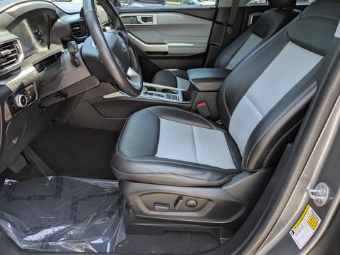 Used 2023 Ford Explorer XLT w/ Equipment Group 202A RWD image 12