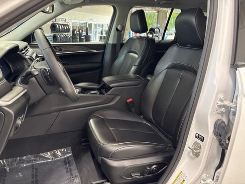 Used 2023 Jeep Grand Cherokee Limited w/ Black Appearance Package AWD/4WD image 9