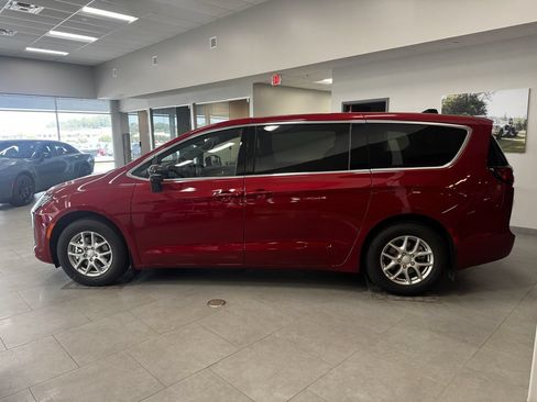 New 2027 Chrysler Pacifica Select w/ Family Tech Group FWD image 11