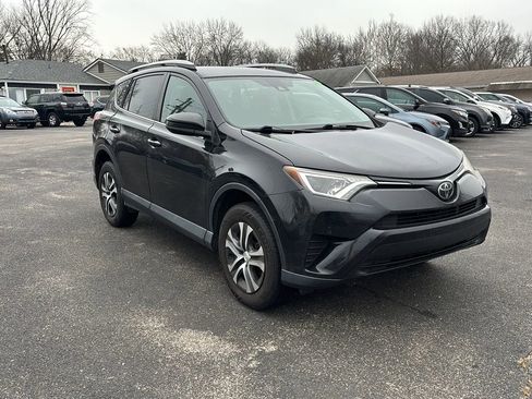 Used 2018 Toyota RAV4 LE image 7