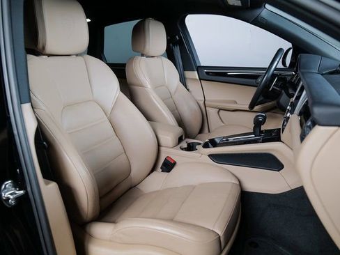 Certified 2023 Porsche Macan image 11