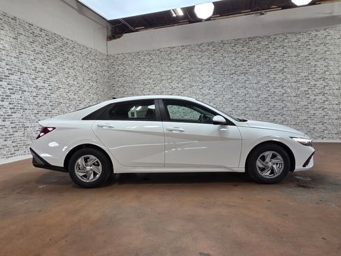 New 2026 Hyundai Elantra SE image 6