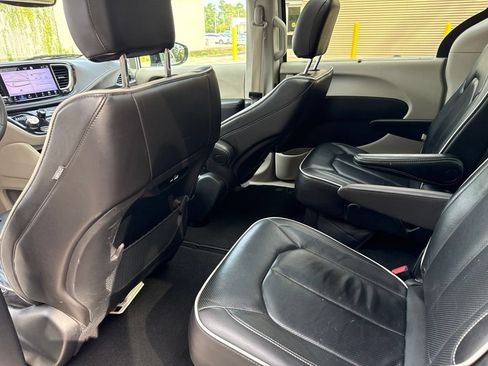 Used 2023 Chrysler Pacifica Limited FWD image 18