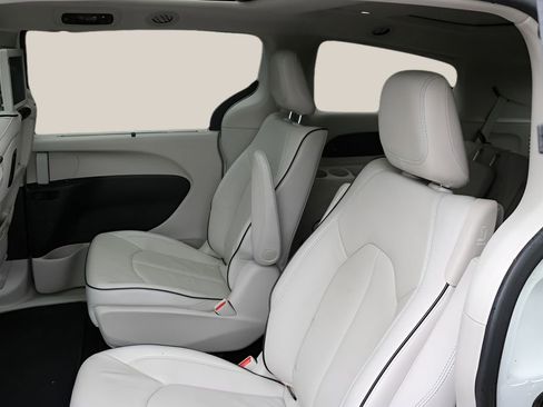 Used 2018 Chrysler Pacifica Limited w/ Advanced Safetytec Group FWD image 17